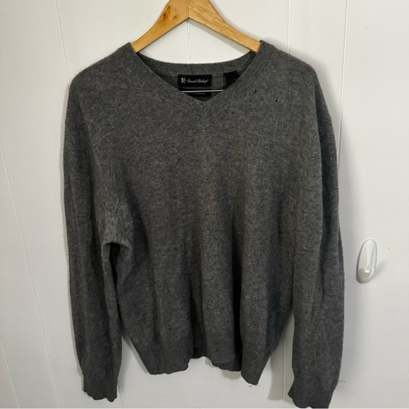 Soft Gray V-Neck Cashmere Sweater with Relaxed Fit (has 3 minor flaws-see pics) - Picture 1 of 5